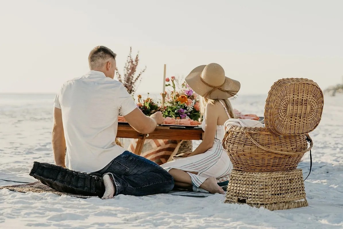 beach picnic couple