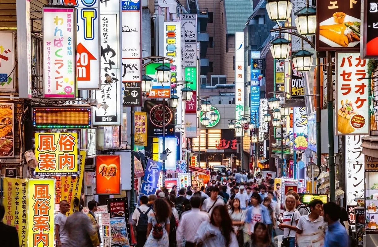 Crowded Tokyo city