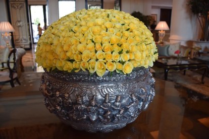 Lobby silver pot with 500 roses