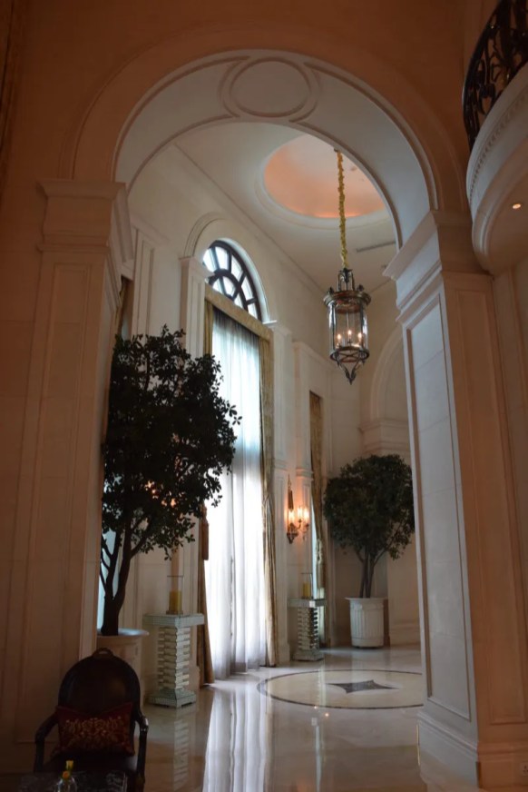 Lobby impressive high-ceiling