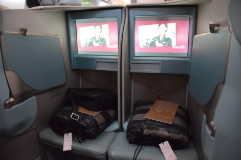 Etihad Airways Pearl Business Class - Middle seats screens