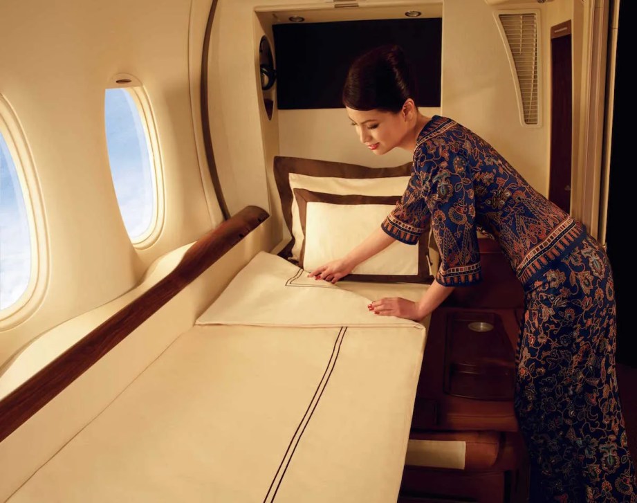 Singapore Airlines A380 Suites - Bed make up