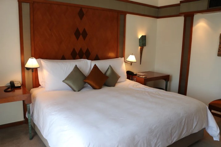 The Sukhothai - Executive Suite bed