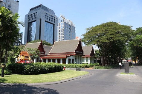 The Sukhothai - Way to main entrance