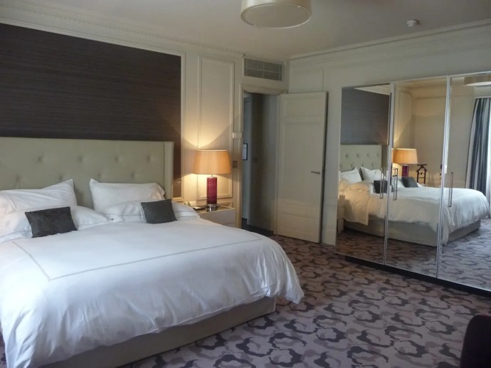 Trianon Palace Versailles - King Deluxe Suite bedroom