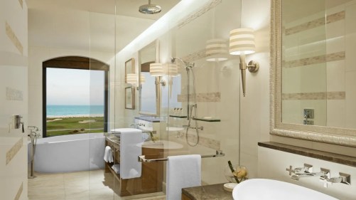 St Regis Saadiyat - Superior room bathroom